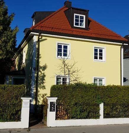 Helle Und Ruhige Dachgeschosswohnung Munich Extérieur photo